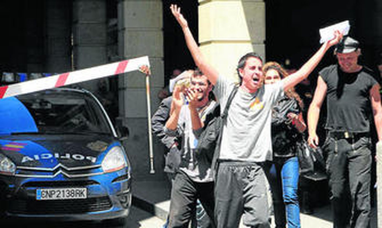 Los okupas arrestados salen del juzgado de guardia.