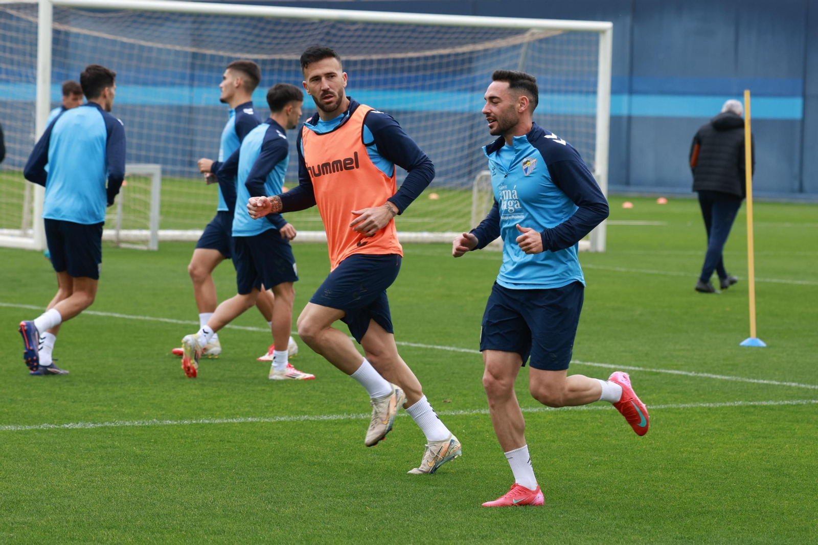 Ramón Enríquez: El capitán reaparece en muletas y sonriente