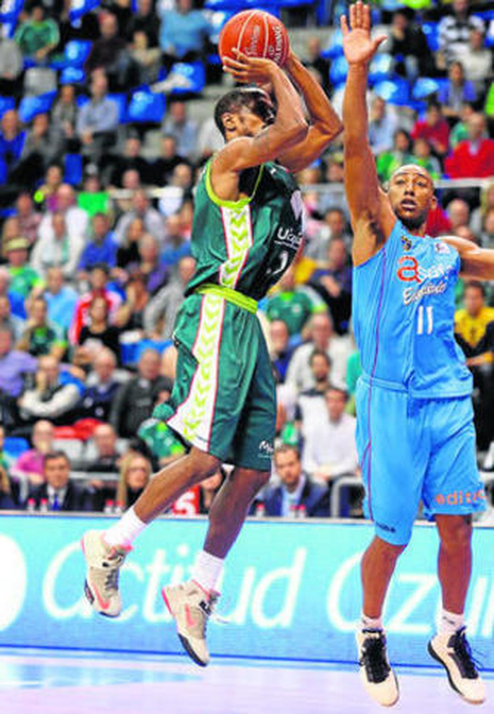 Granger intenta taponar un lanzamiento de Calloway.