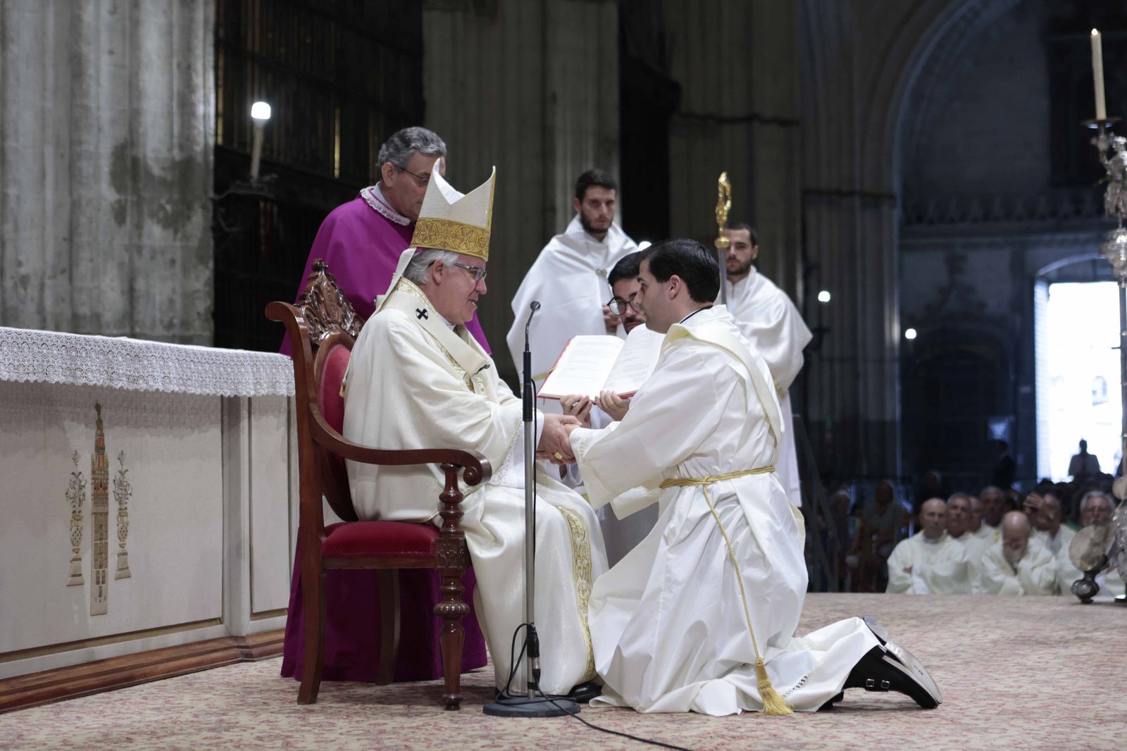 La ceremonia de ordenación conjunta de diáconos y sacerdotes en imágenes
