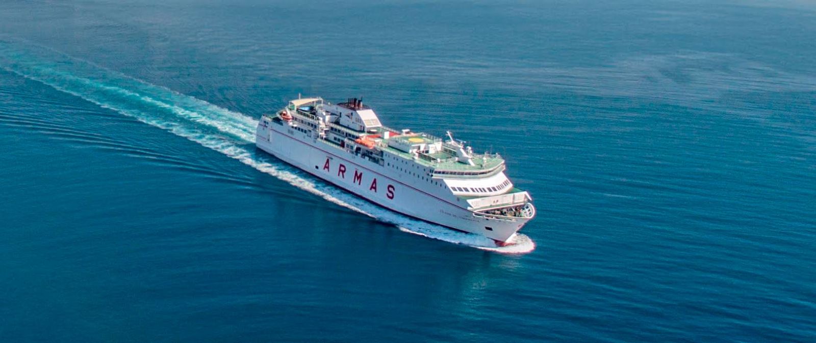 Ferry Volcán de Timanfaya de Armas Trasmediterránea alta mar .