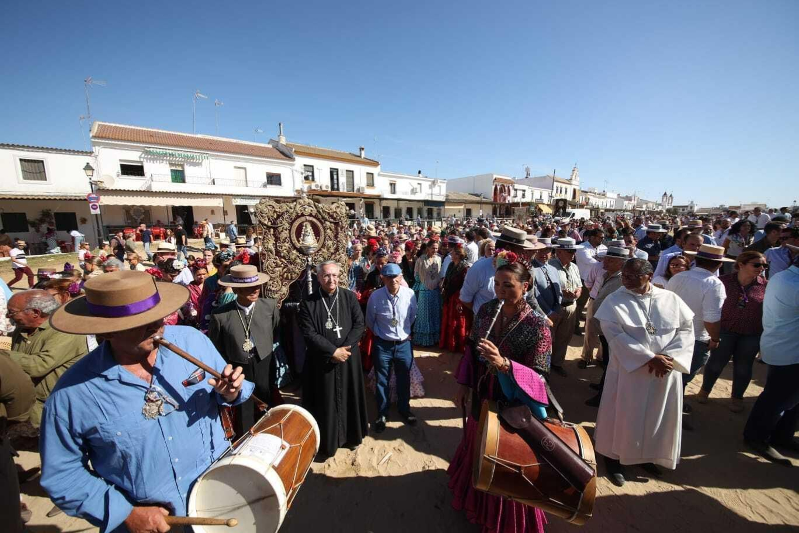 El Simpecado de Jerez a los pies de la Virgen del Rocío