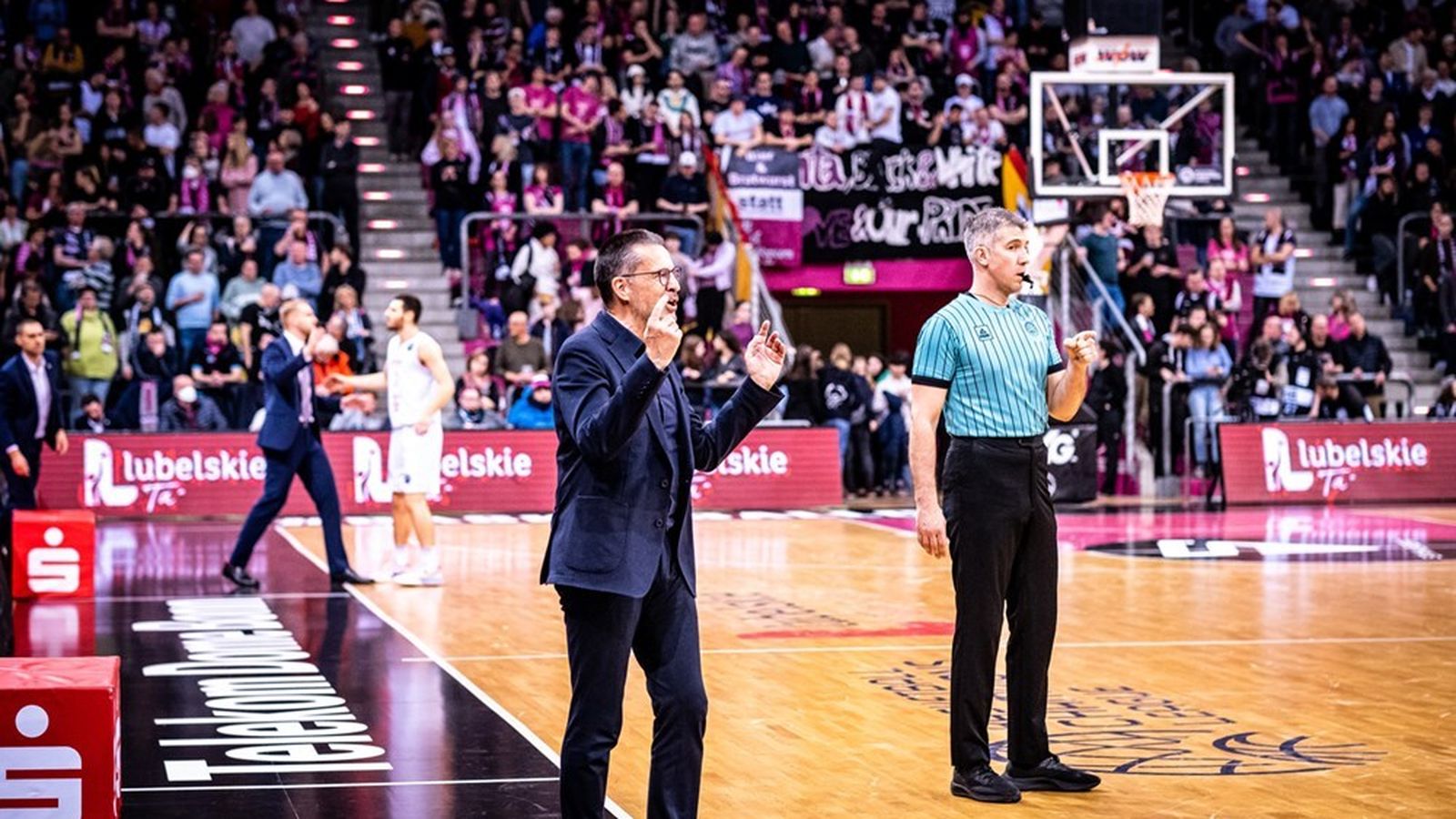 Pedro Martínez, con Tuomas Iisalo de fondo