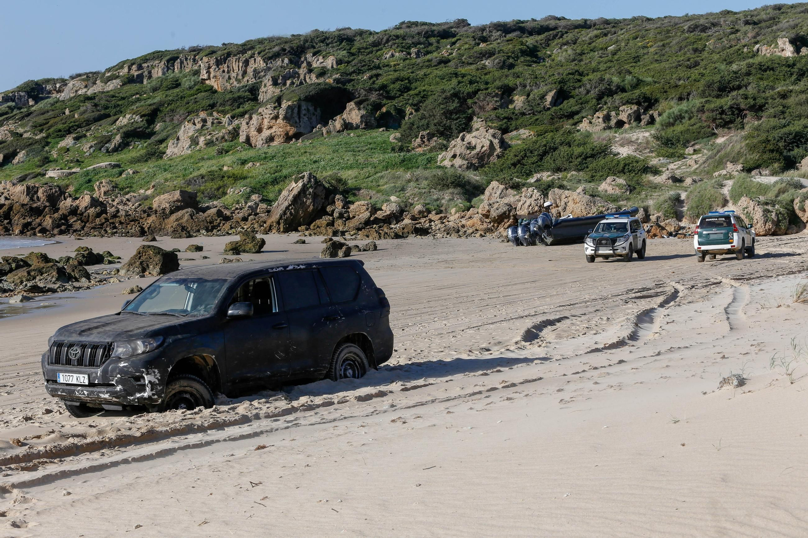 Intervienen casi 3.000 kilos de hachís en la playa de Bolonia, en imágenes