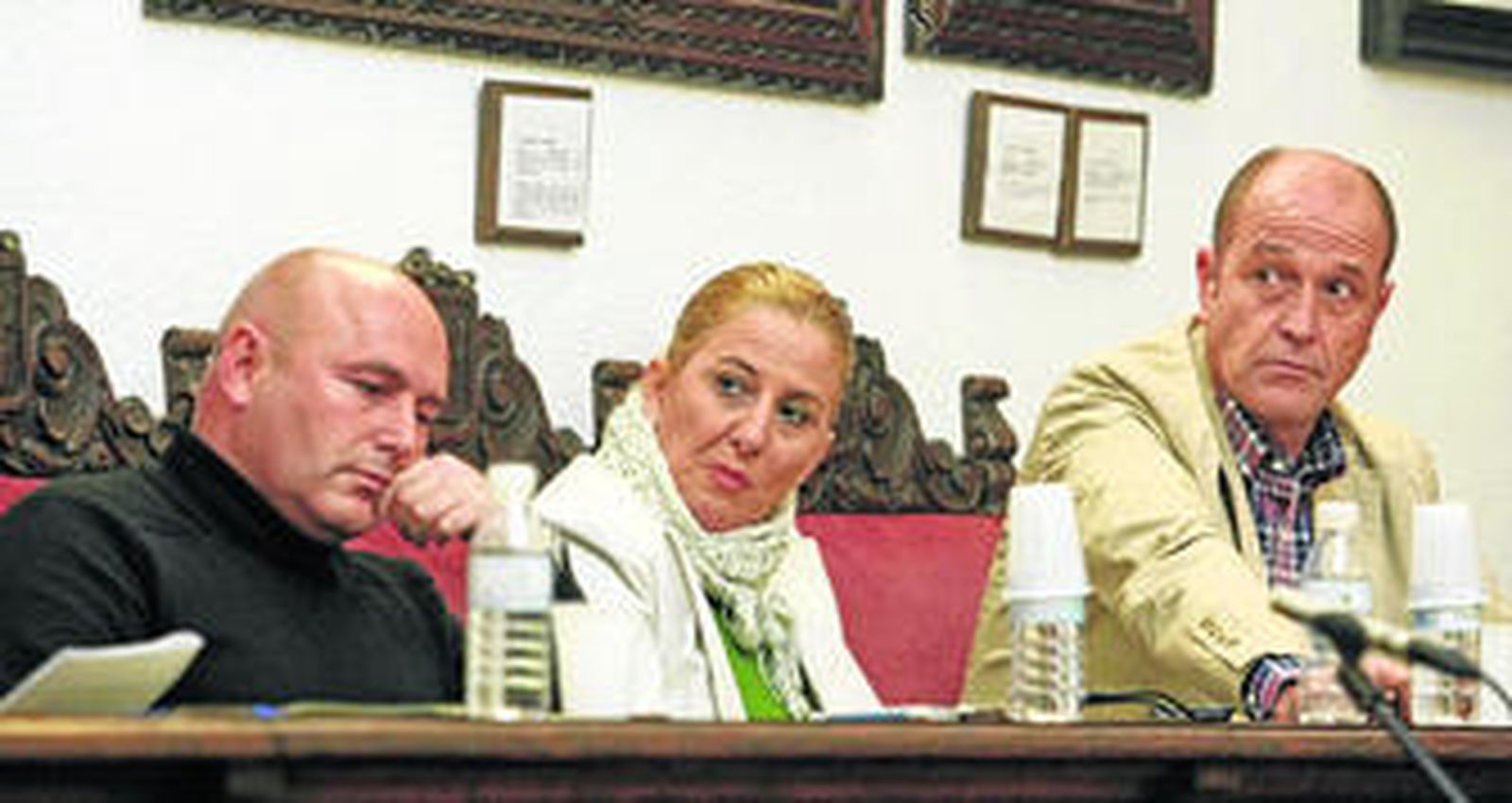 La concejal de Fiestas de Tarifa, Ana María García, en el centro, durante una sesión plenaria celebrada en Tarifa el pasado enero.