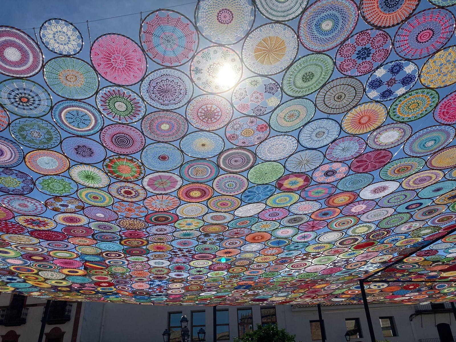 Un paseo en fotografías bajo el gran toldo de croché de Montoro