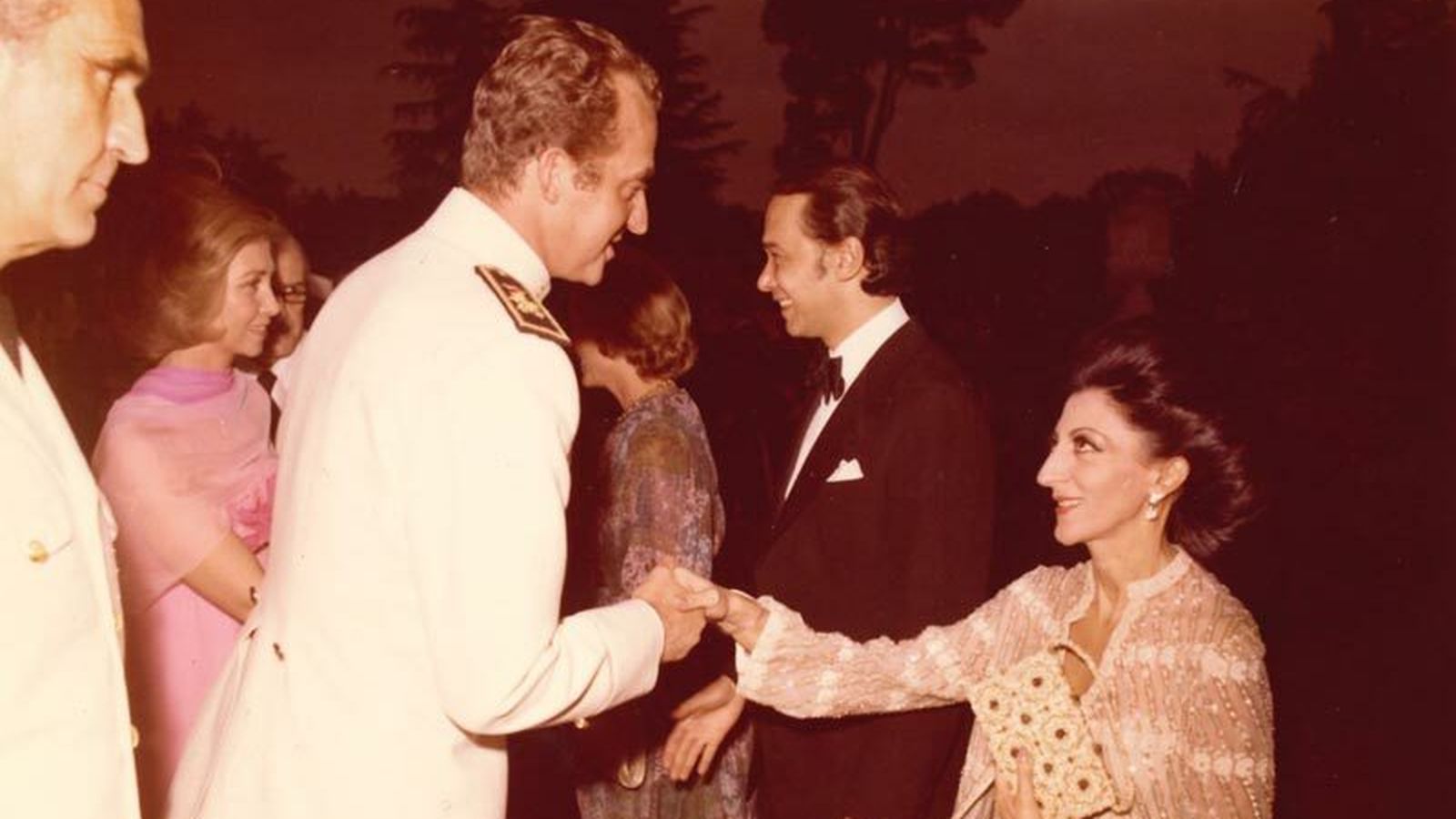 Saludando al entonces Rey Juan Carlos, en una recepción en los años 80.