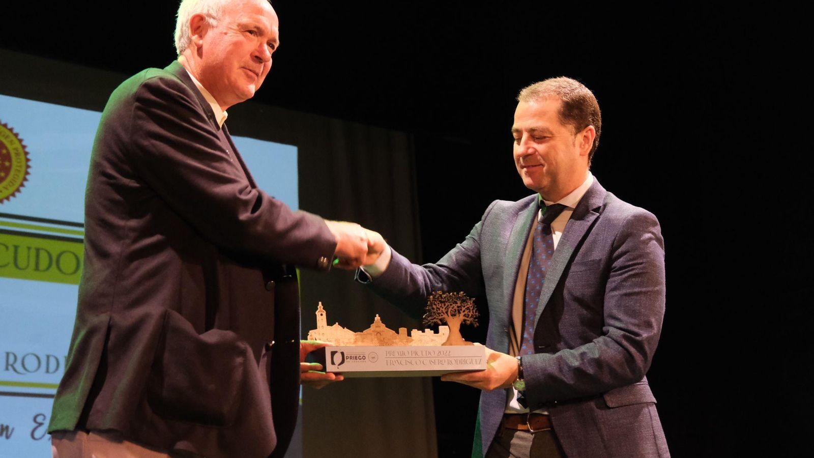 Francisco Casero recibe el premio Picudo de la DO Priego de Córdoba.