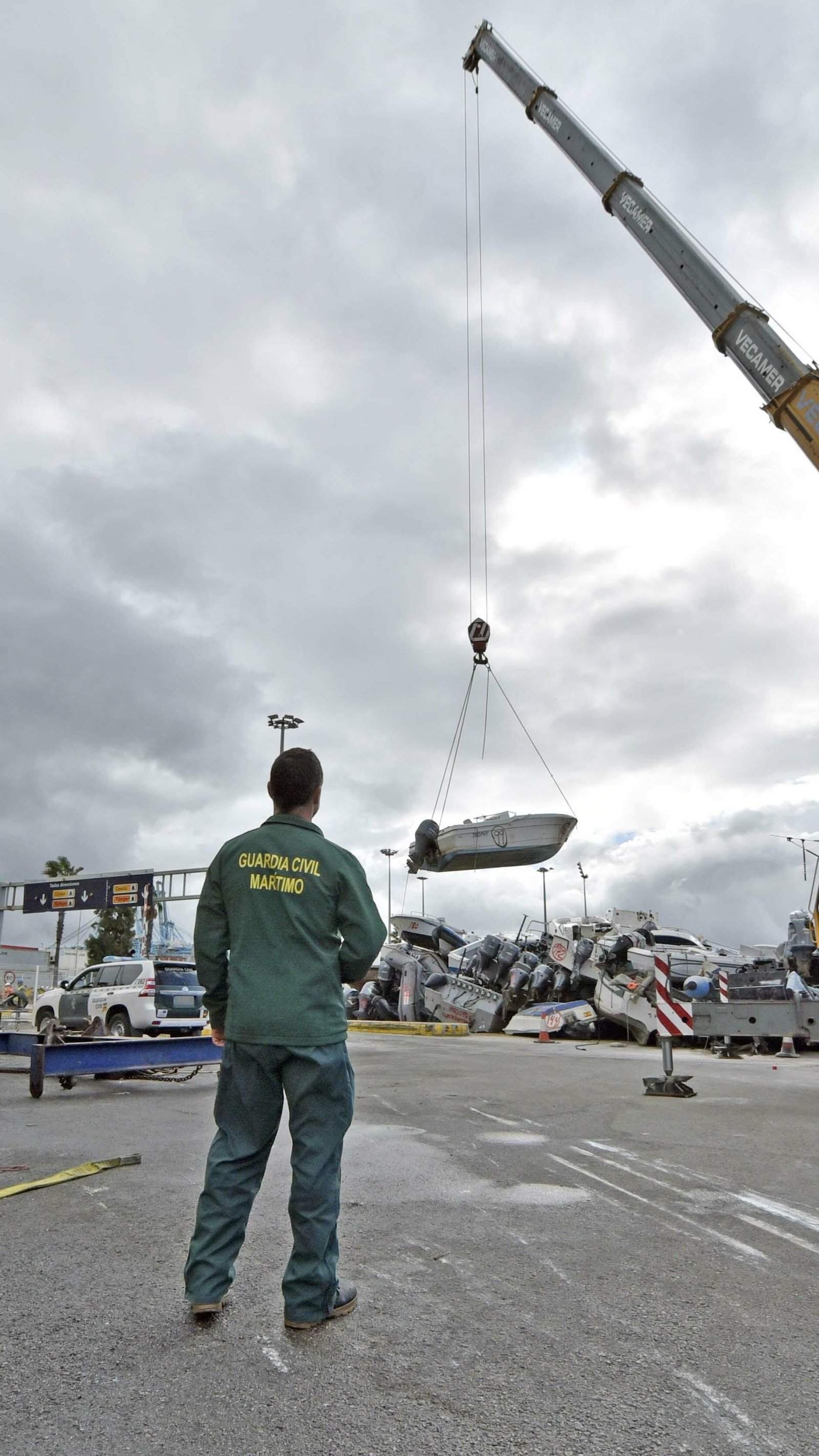 Las fotos del desalojo de las narcolanchas del servicio marítimo de la Guardia Civil