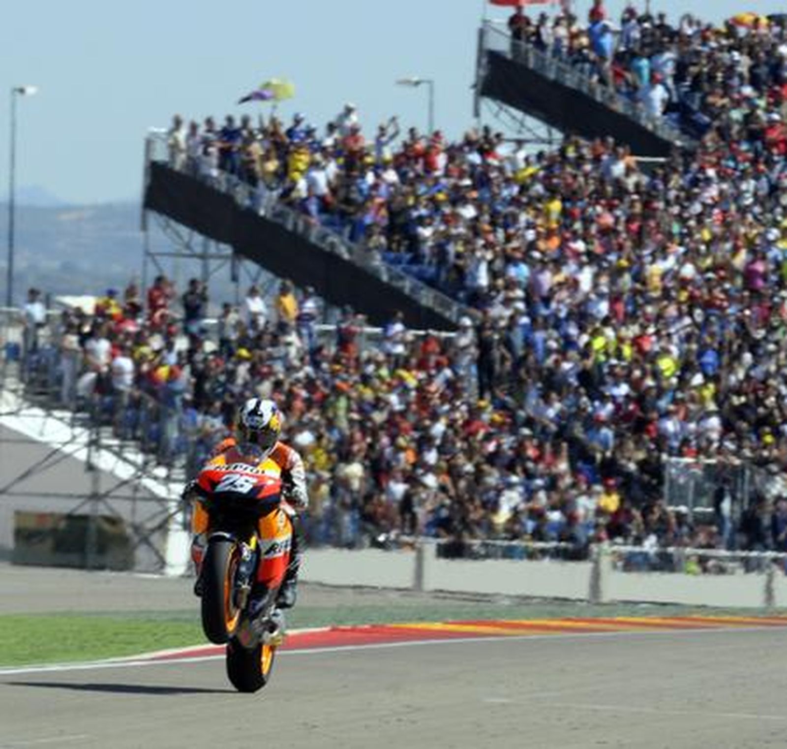 Dani Pedrosa cruza la línea de meta en segundo lugar en el Gran Premio de Aragón.

Foto: Afp Photo