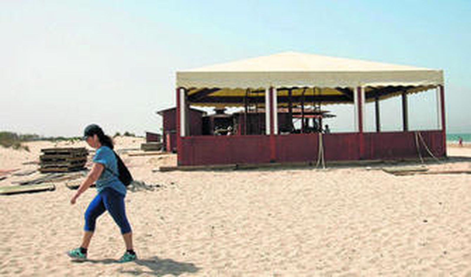 Trabajos de montaje de las estructuras y servicios de playa de Camposoto, en los primeros días de ejecución.