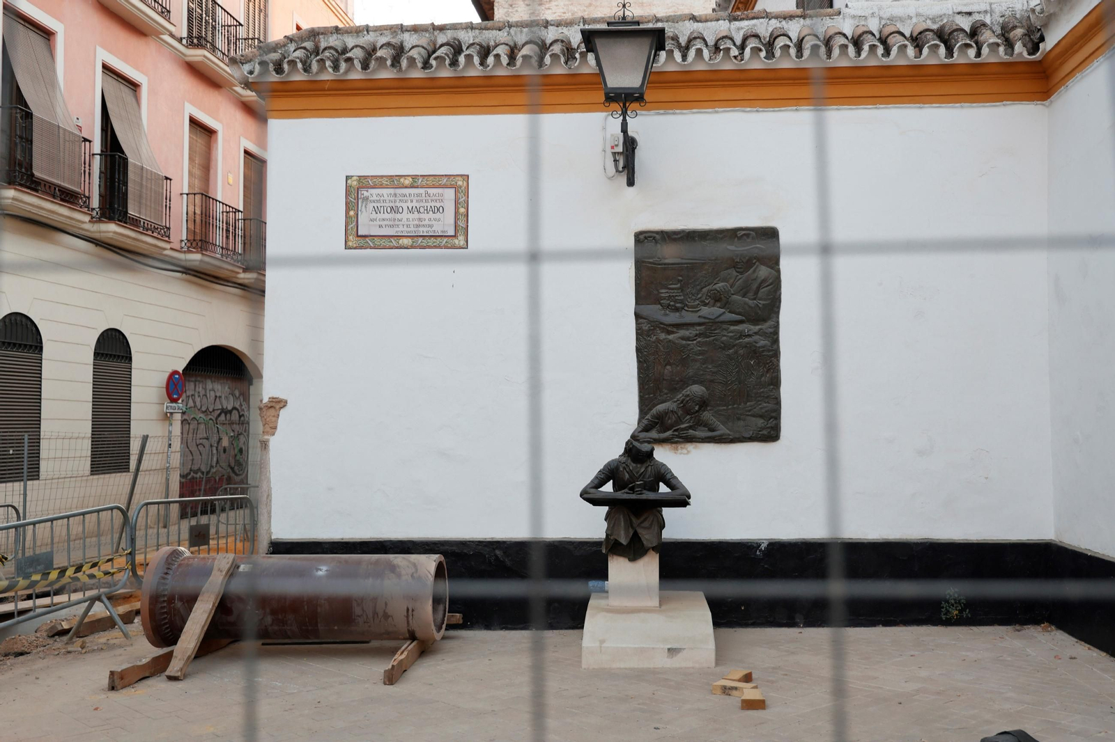 Busto de Antonio Machado junto al palacio de Dueñas donde nació.