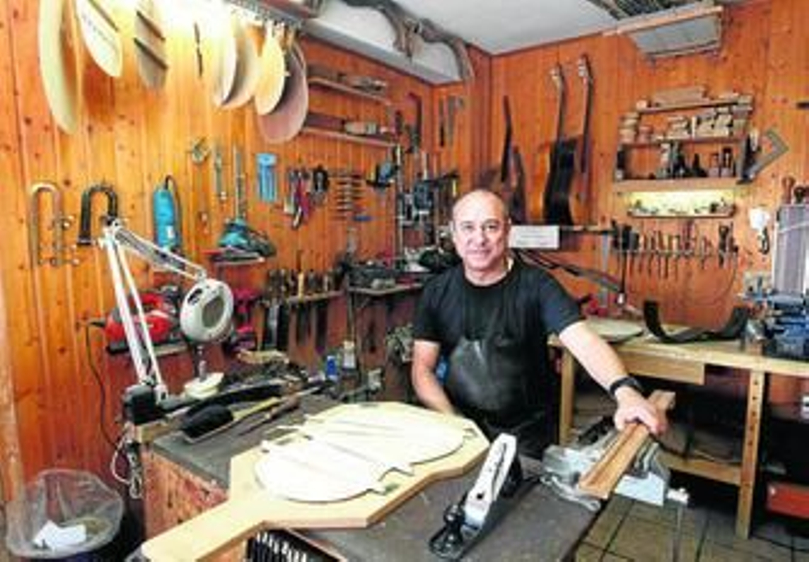 Gil de Avalle y Montes fabrica aproximadamente 25 guitarras españolas al año en su taller de Granada.