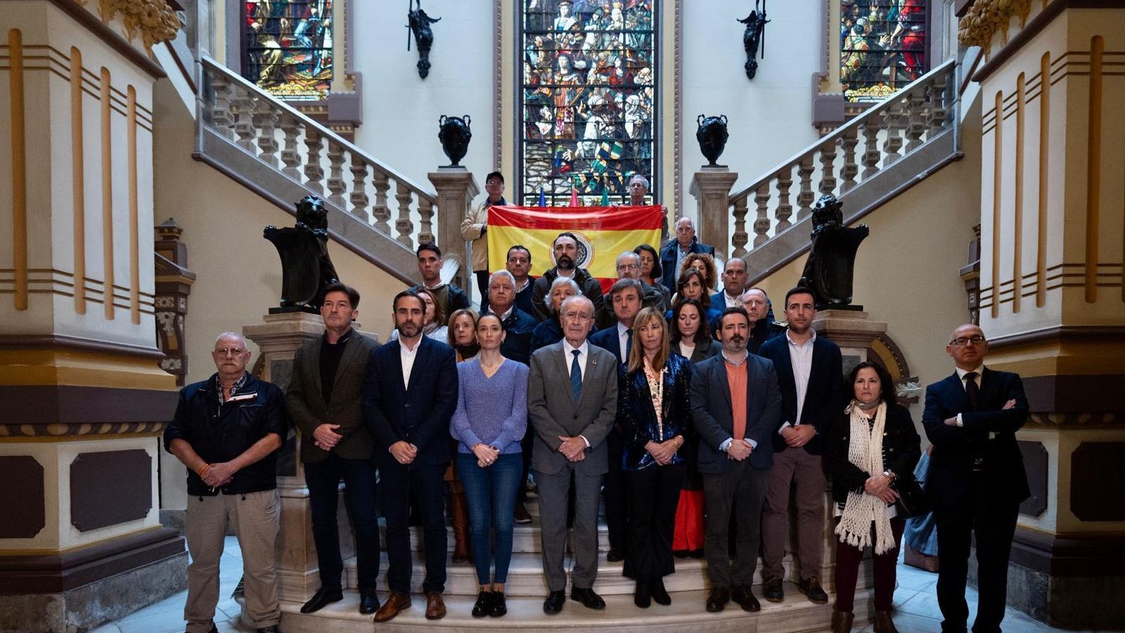 Minuto de silencio en el Ayuntamiento de Málaga por la muerte de dos guardias civiles en Barbate.