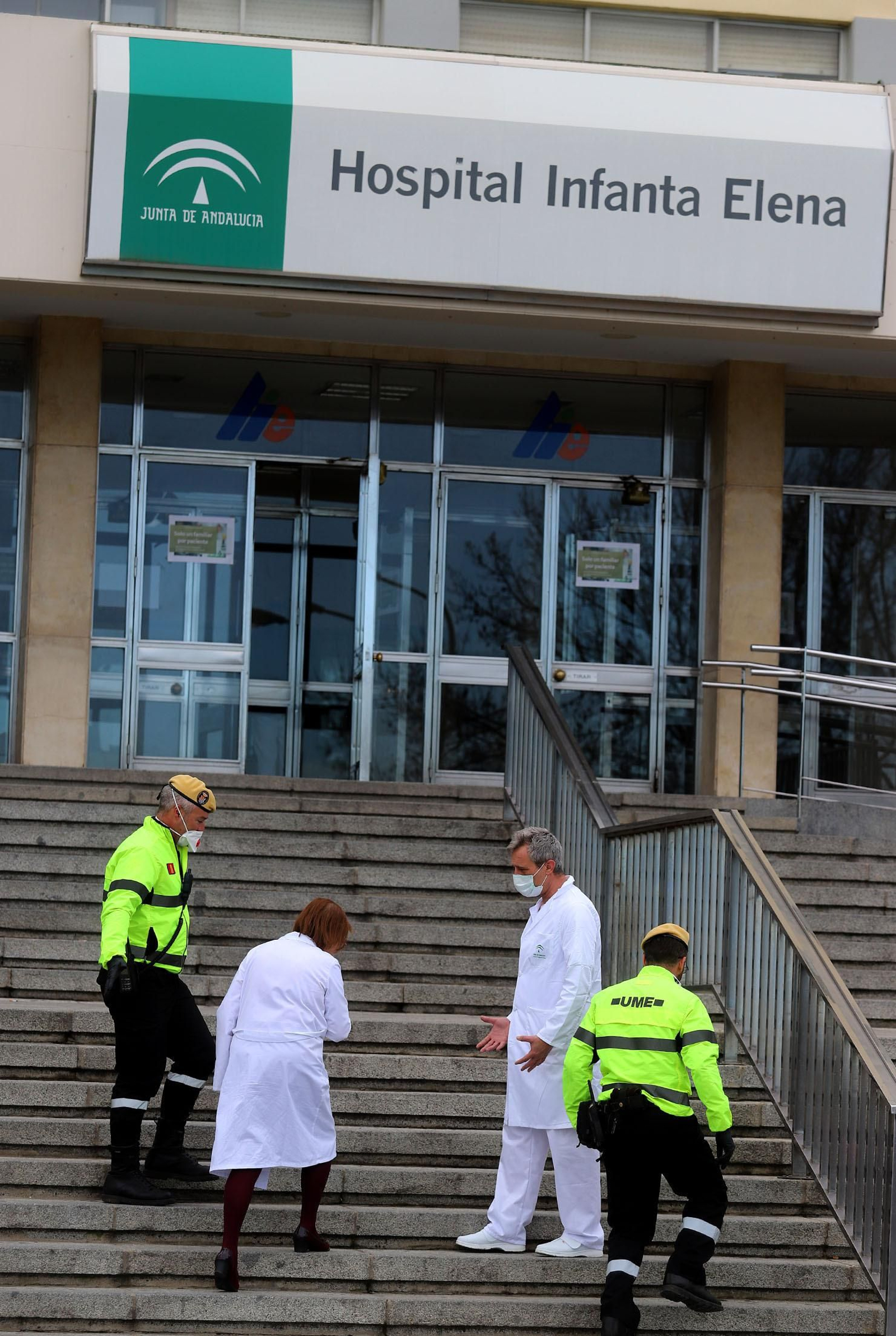 Imágenes de la UME realizando trabajos de limpieza y desinfección en el Hospital Infanta Elena de Huelva