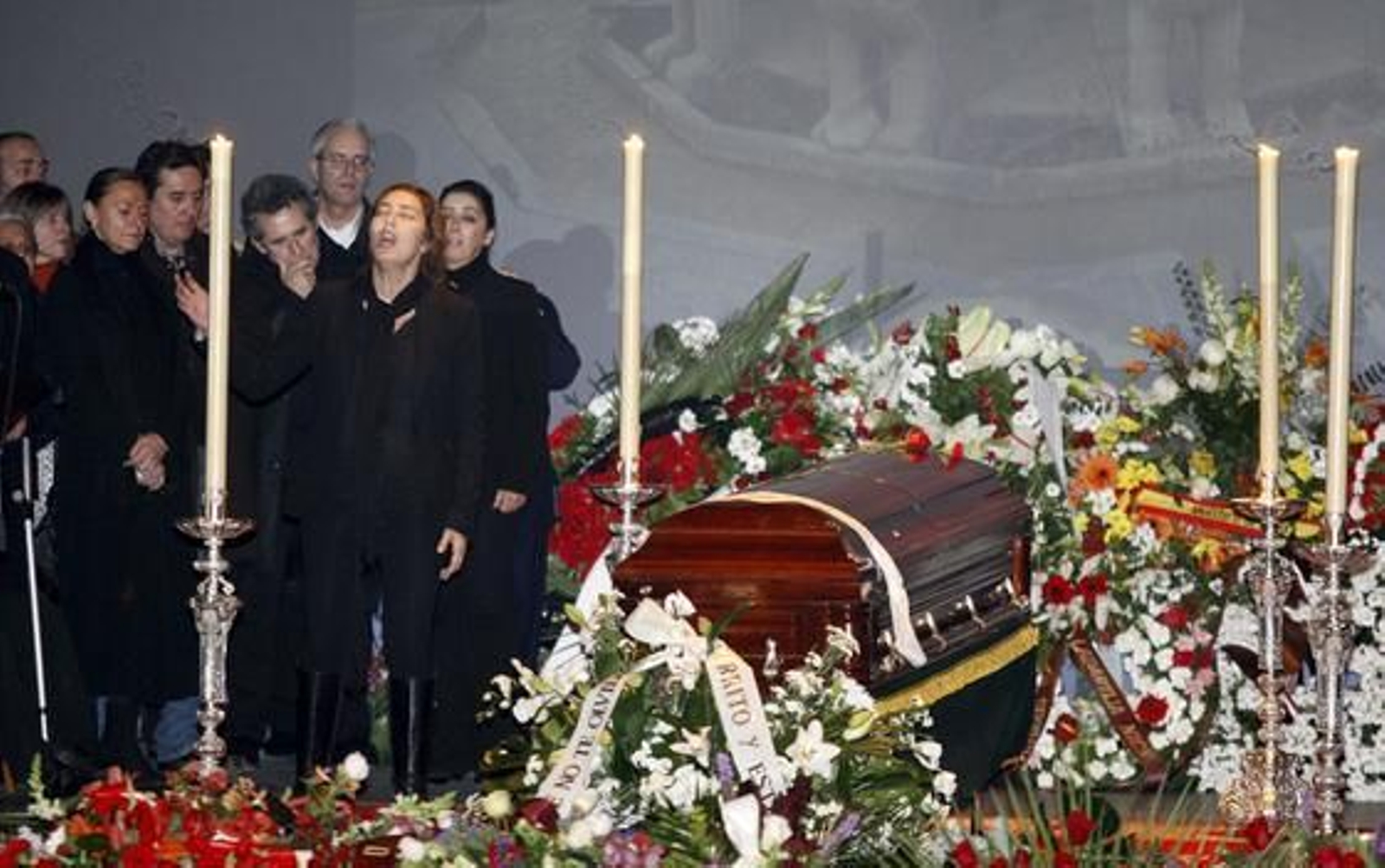 Imágenes de emoción y dolor en el sepelio del cantaor granadino. / Miguel Ángel Molina · EFE · AFP