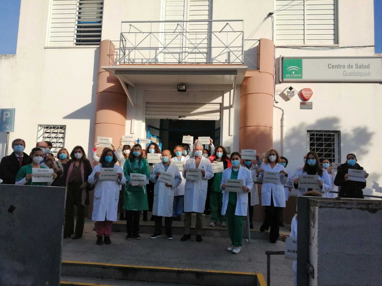 Concentración frente a las puertas del centro de salud como acto de repulsa.