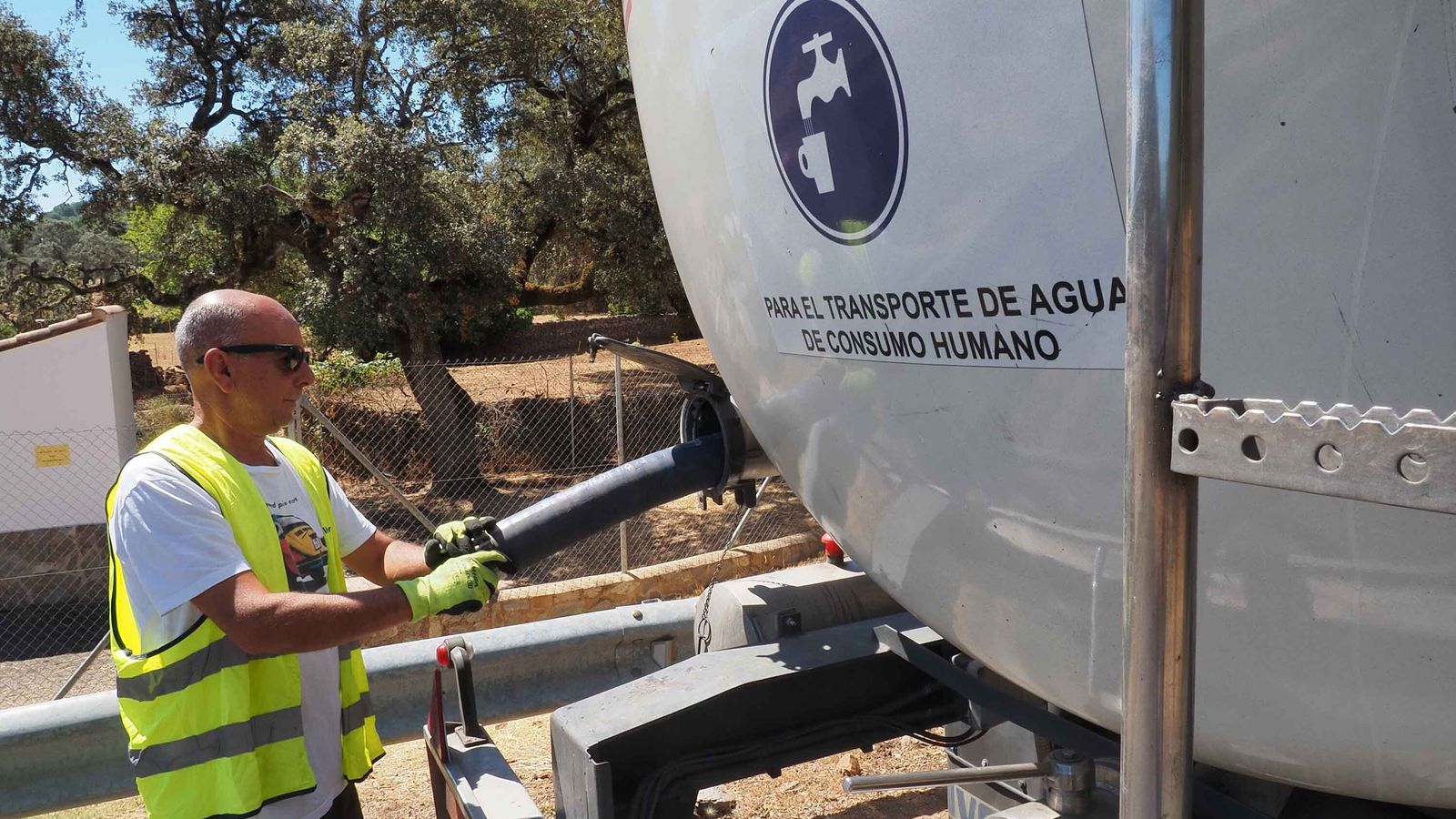 Abastecimiento de agua para consumo humano con camión cisterna en la sierra onubense