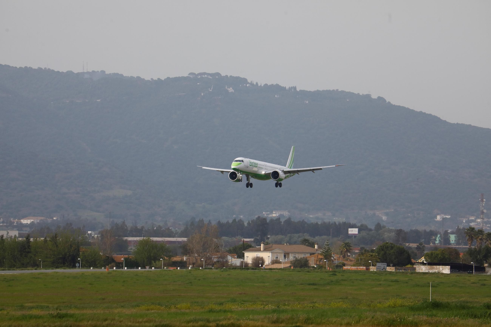 El aeropuerto de Córdoba recibe el primer vuelo de Binter desde Canarias, en imágenes