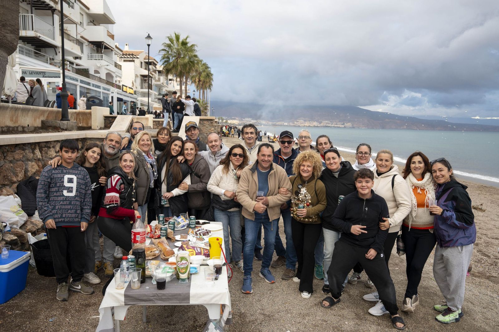 Las moragas reúnen a miles de personas en Roquetas para celebrar el final de año