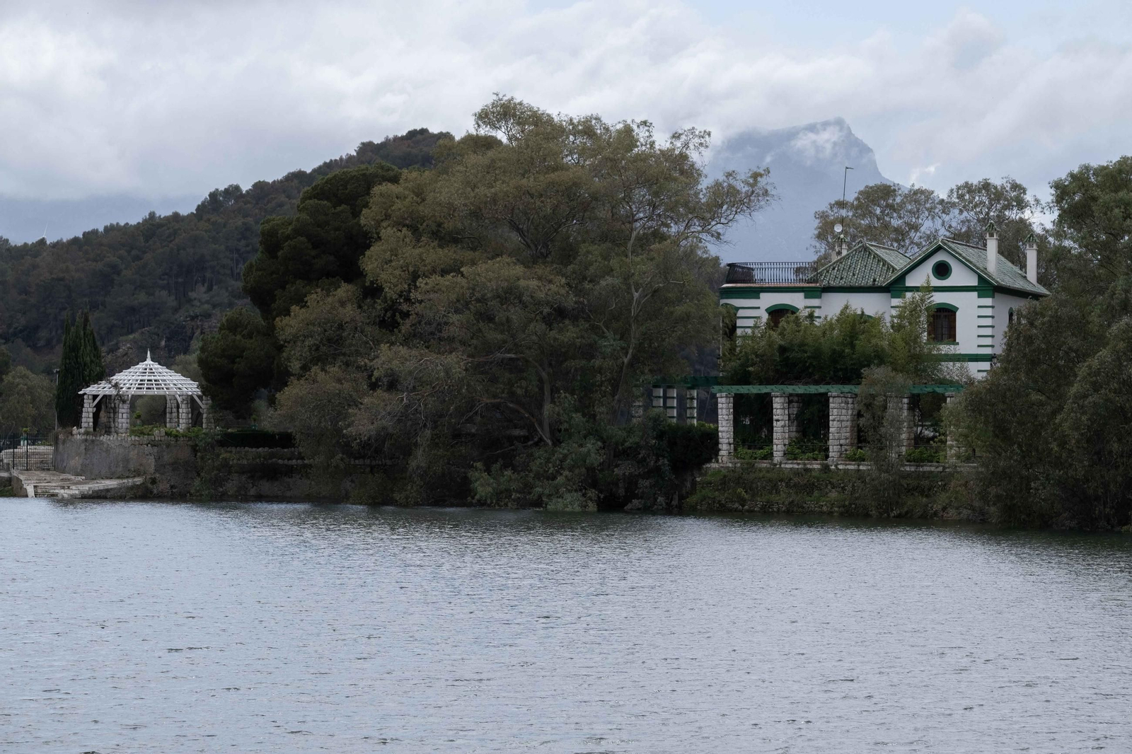 La lluvia transforma el paisaje de Málaga, en imágenes