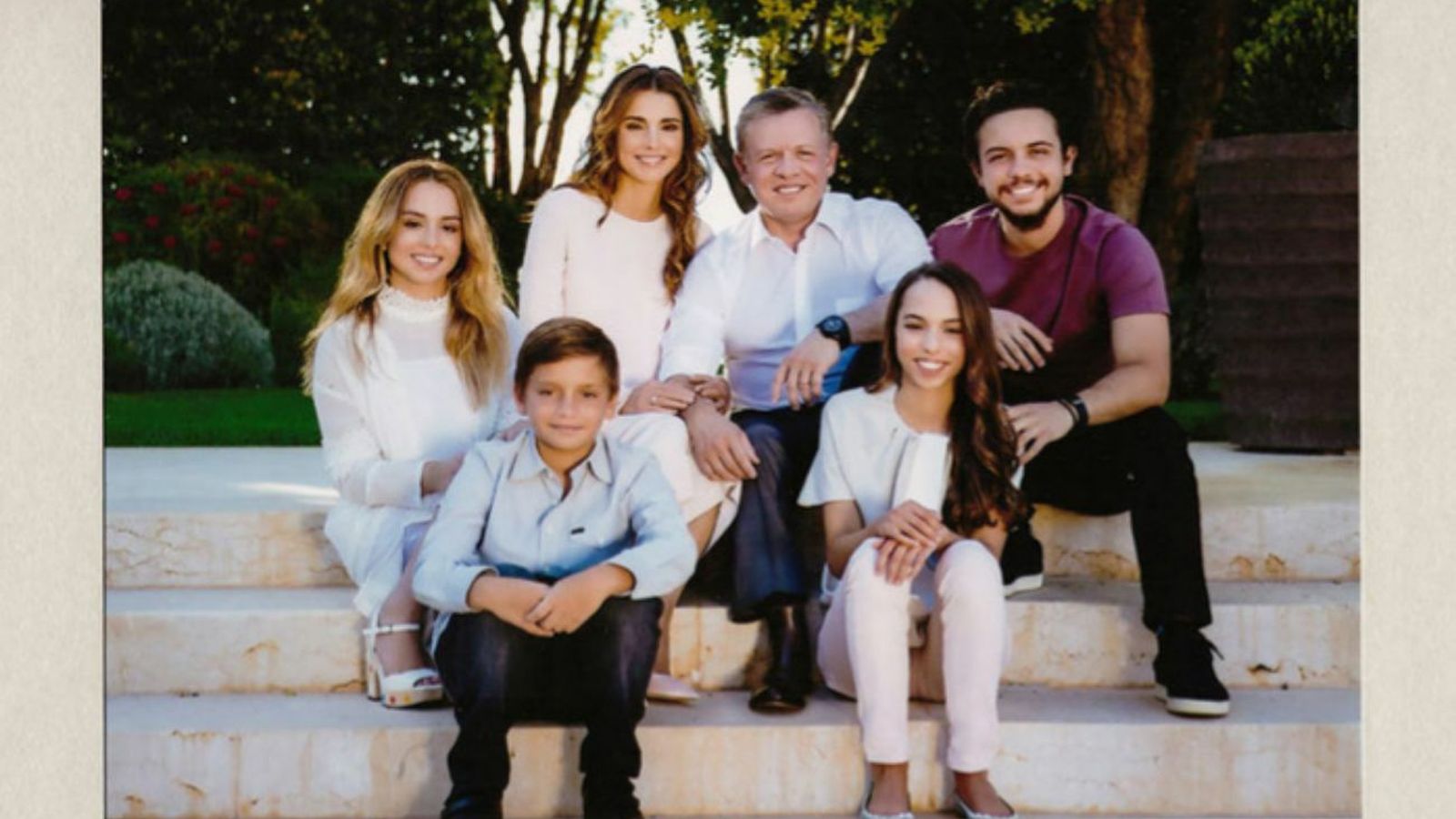 Los soberanos jordanos, Abdalá y Rania, con sus cuatro hijos.