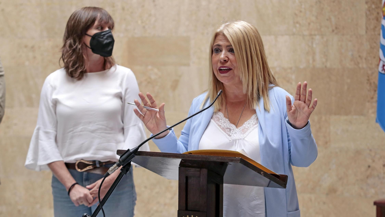 La alcaldesa, Mamen Sánchez y la delegada de Economía, Laura Álvarez, se han reunido con el Xerez CD.