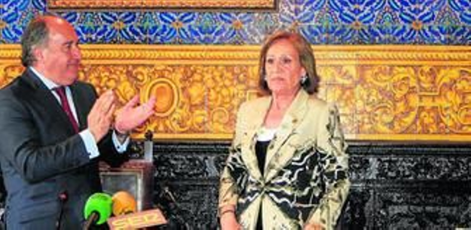 El alcalde de Algeciras, José Ignacio Landaluce, aplaude a la viuda de José Manuel Lara, Consuelo García Píriz, que luce la insignia de la ciudad.