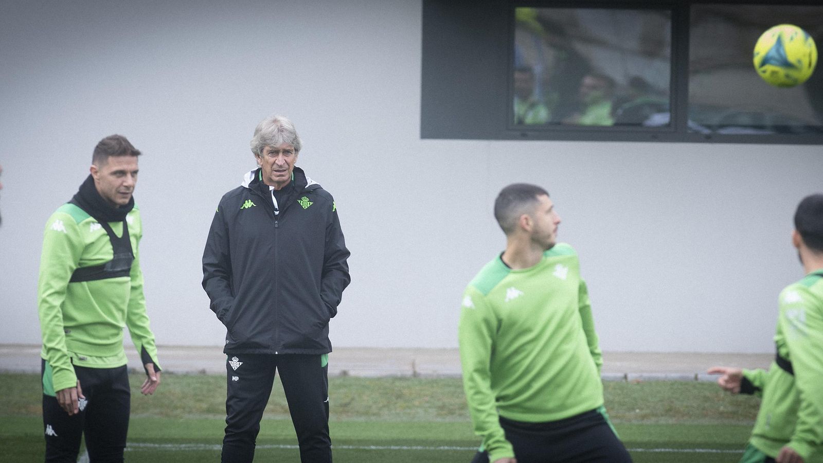 Pellegrini observa el trabajo de sus jugadores.