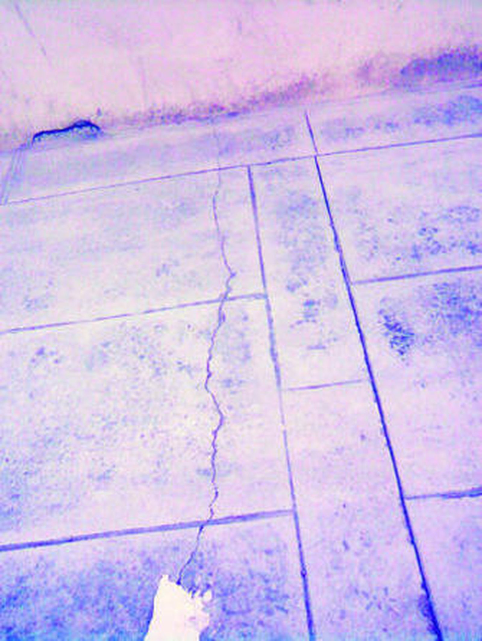 Imagen de la grieta en el suelo.