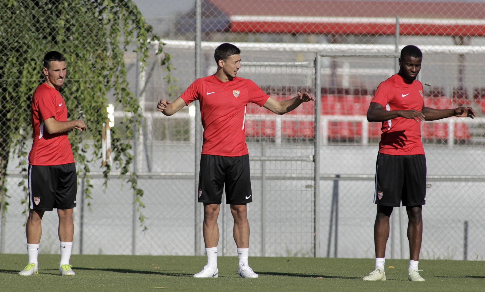 Lenglet, entre Fede San Emeterio y Amadou, ejercitándose.