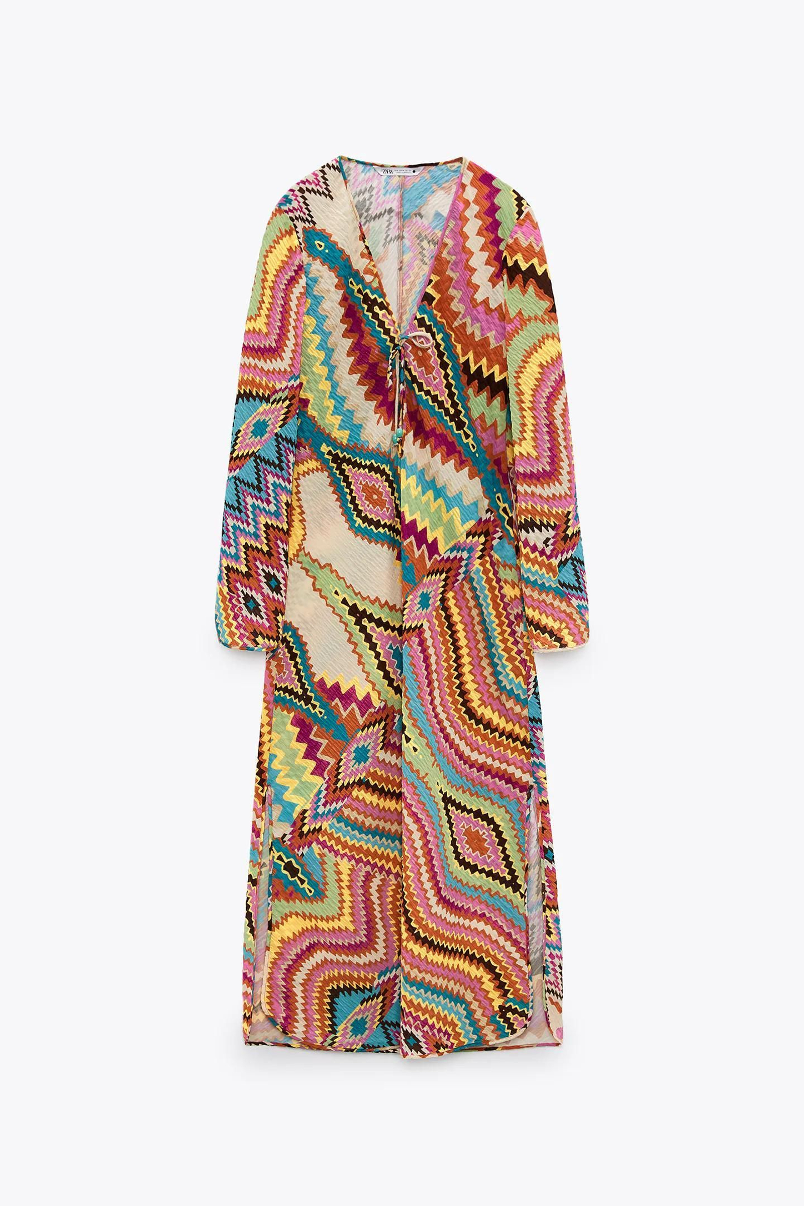 Vestido con estampado psicodélico de Zara.