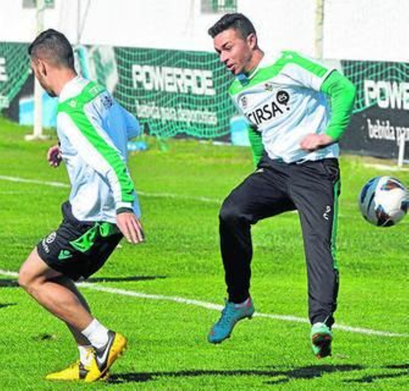 Rubén Castro presiona a Sergio en el entrenamiento.
