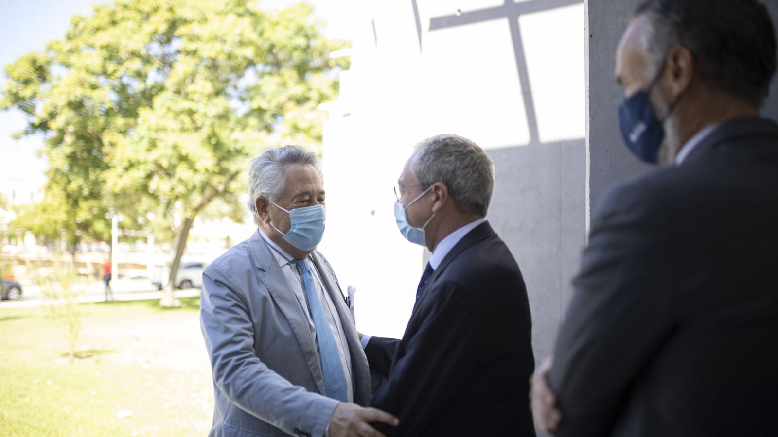 El consejero delegado de ATlantic Copper, Javier Targhetta, saluda a Rogelio Velasco.