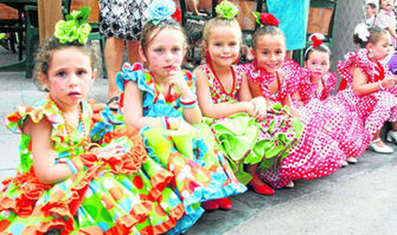 Rosario, María del Mar, Amalia, Marta y Paula esperan el paso de la cabalgata junto a sus amigos y sus familiares.
