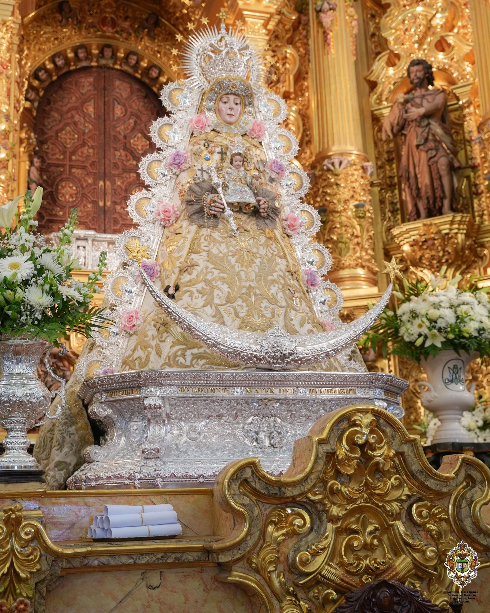 Pergaminos con los nombre de los niños y niñas que no han podido acudir a las plantas de la Virgen del Rocío.