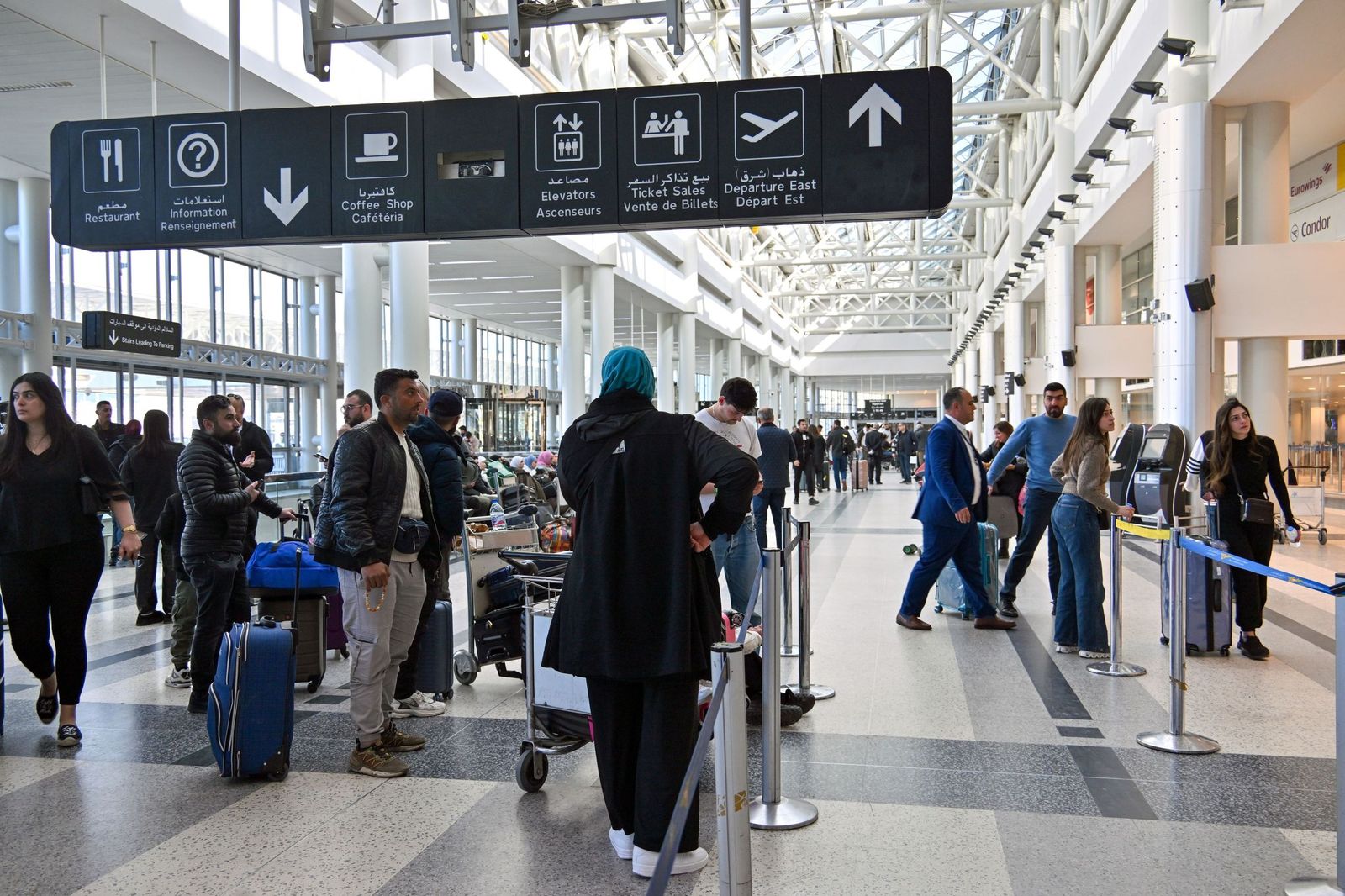 Pasajeros en un aeropuerto de Beirut.