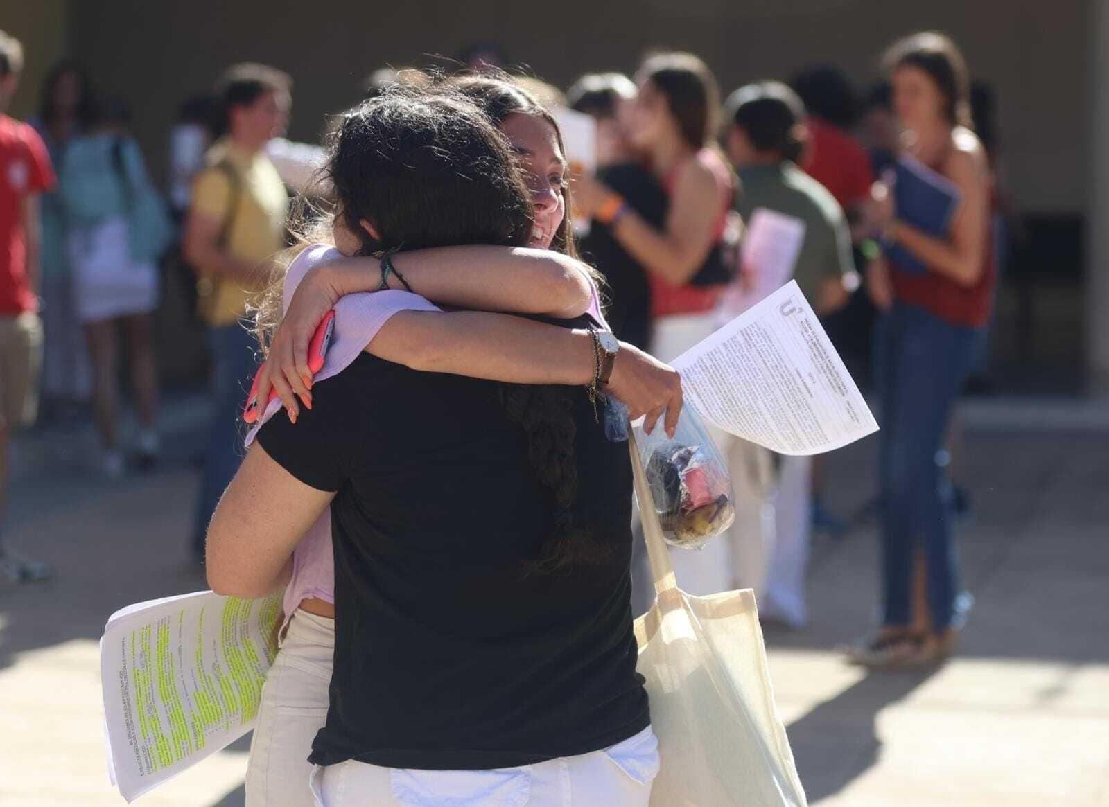 Fotos: Abrazos y nervios en el primer día de Selectividad en Málaga