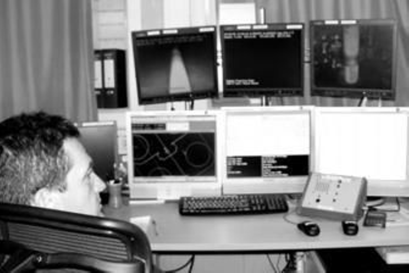 Desde el puente de mando del Saipem 7000, embarcación de Medgaz, se comprueba el estado del tendido de la tubería del gasoducto.