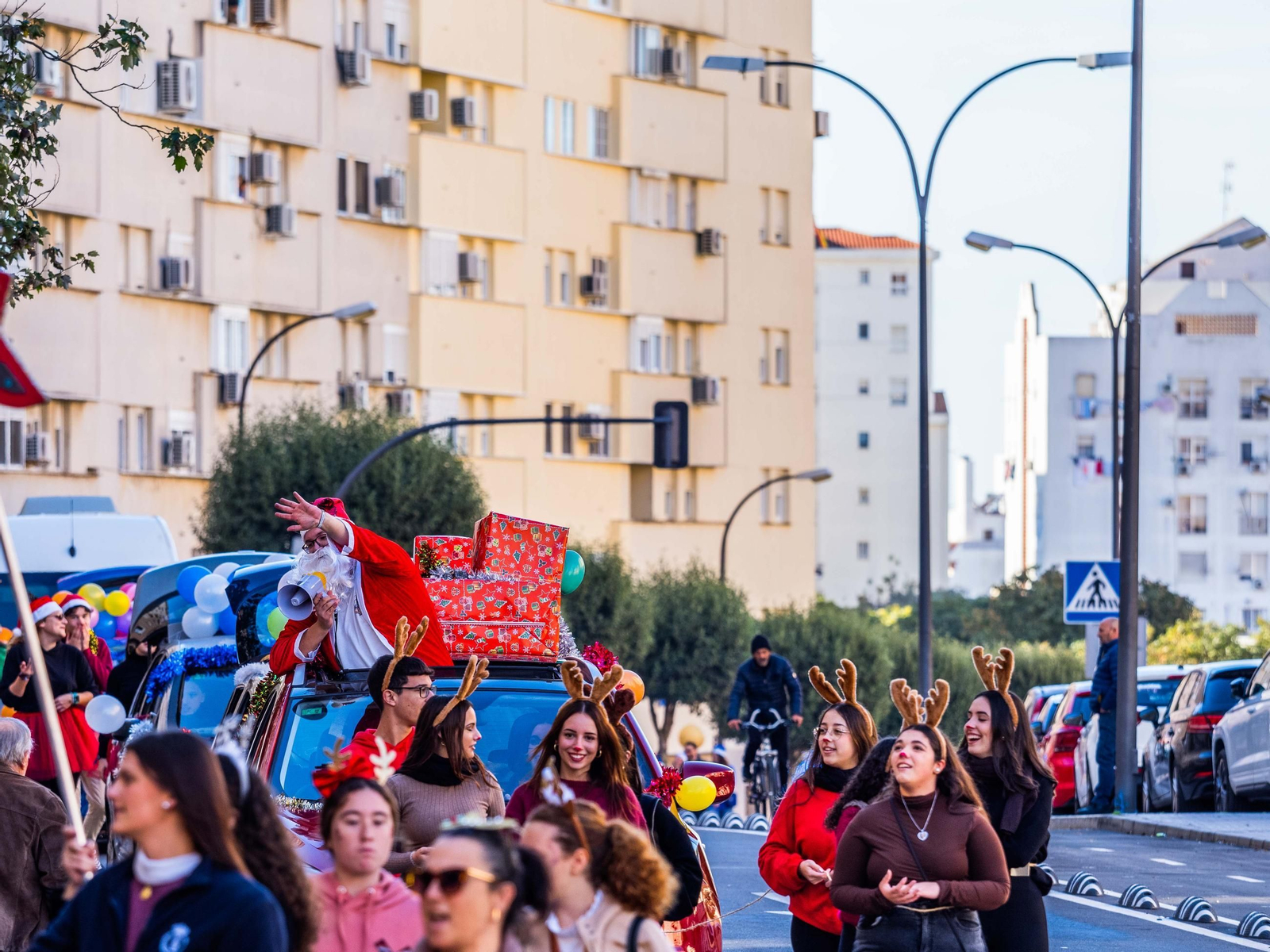La Caravana Solidaria recoge cientos de regalos para echar una mano a los Reyes Magos en San Fernando