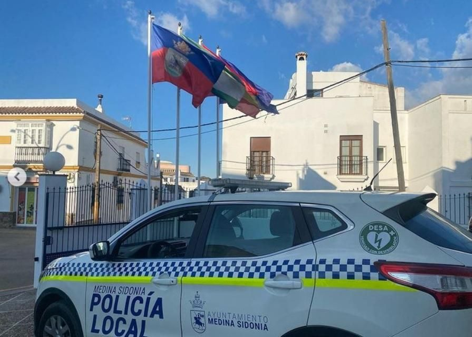 Uno de los patrulleros de la Policía Local de Medina, con el distintivo de estar equipado con desfibrilador.