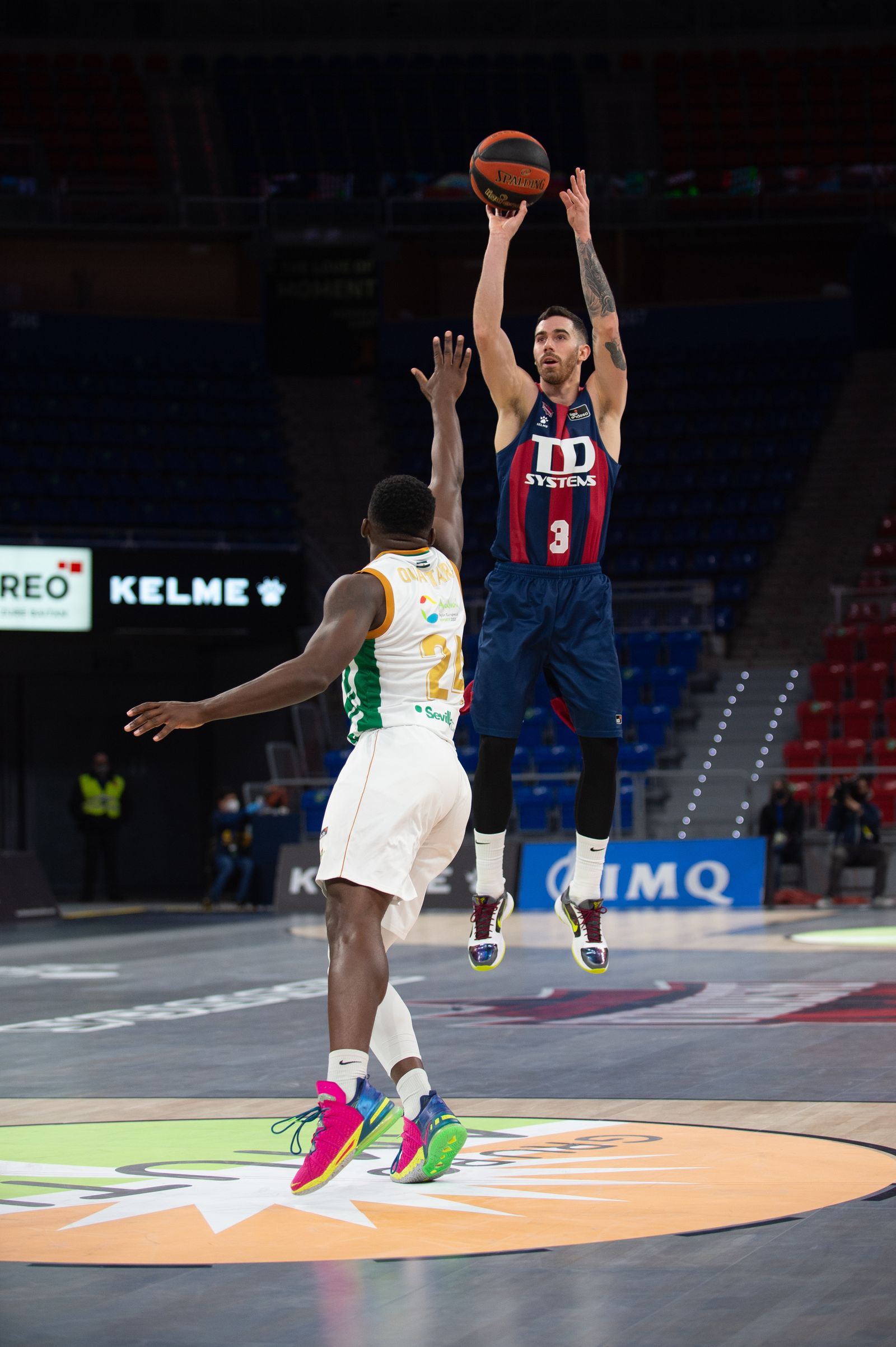 Ouattara trata de puntear el tiro de Vildoza.