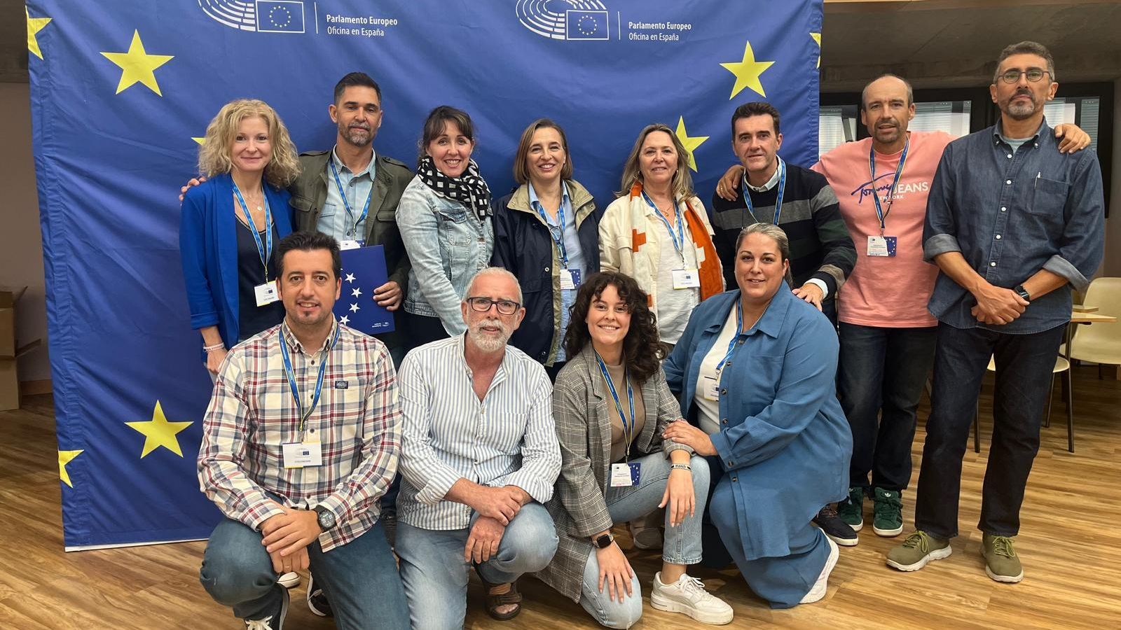 Gabriel Jiménez (camiseta rosa), e la formación para que el IES Azcona sea centro embajador del Parlamento Europeo.