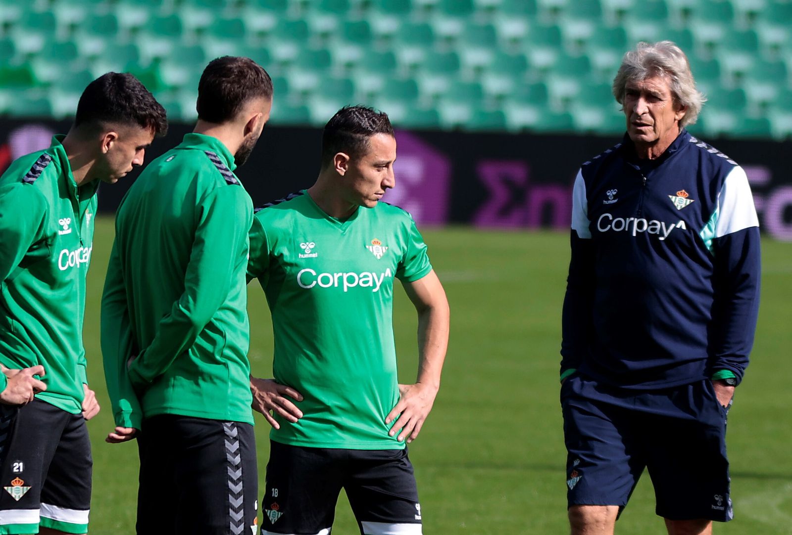 Manuel Pellegrini, junto a Guardado, Pezzella y Marc Roca en un entrenamiento.