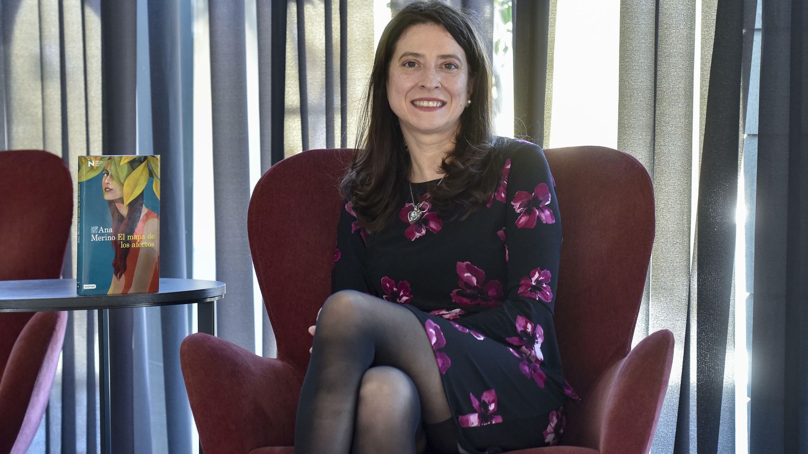 Ana Merino, junto a un ejemplar de 'El mapa de los afectos'.