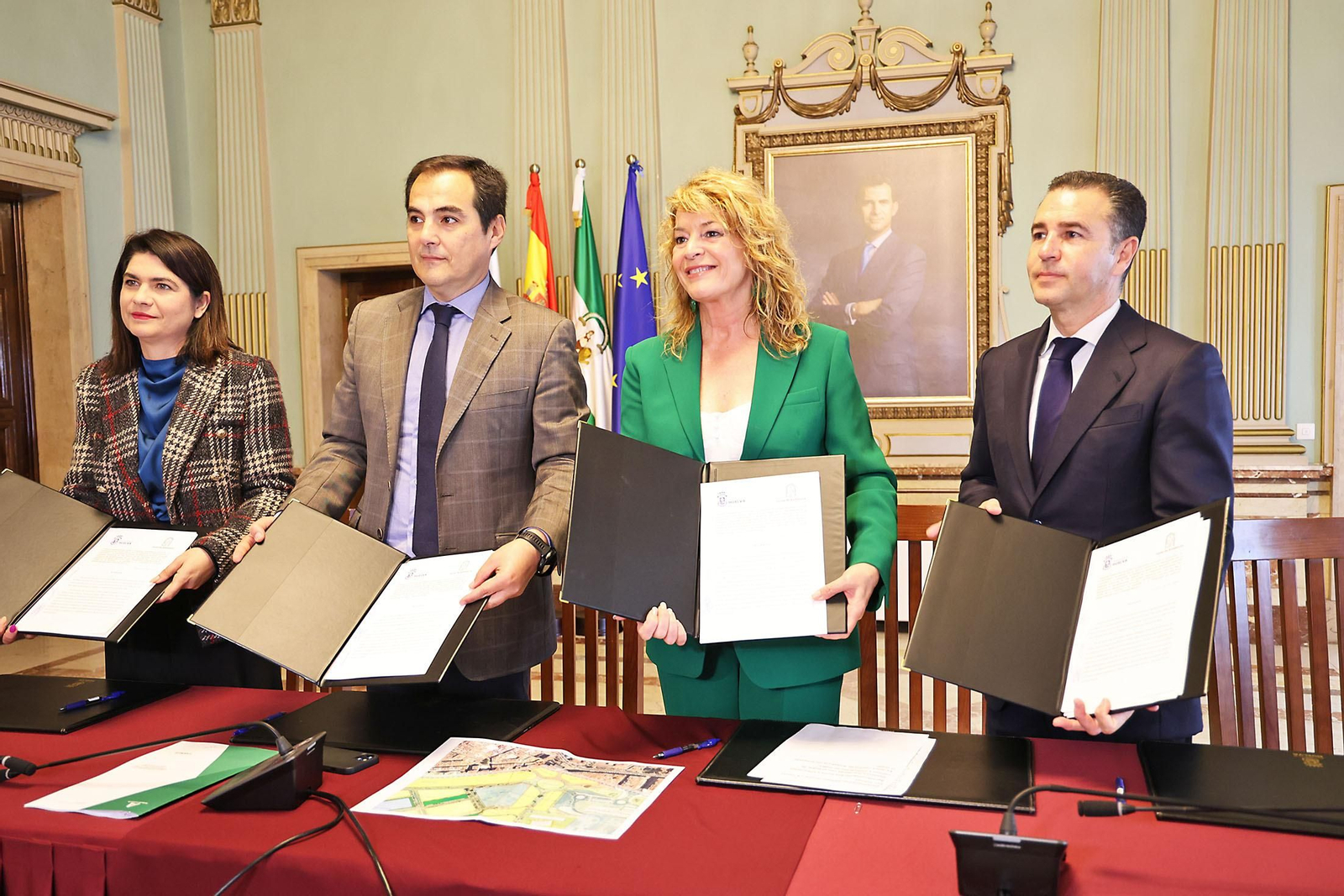 Imágenes de la firma del convenio para la cesión de los terrenos para la construcción de la Ciudad de la Justicia. Imágenes de la firma del convenio para la cesión de los terrenos para la construcción de la Ciudad de la Justicia.