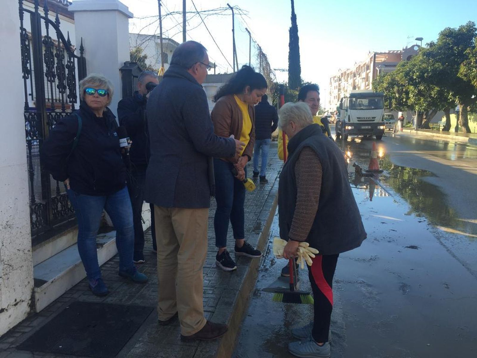 Imágenes de la inundación de El Trapiche, en Vélez-Málaga, por la rotura de una tubería del pantano de la Viñuela.