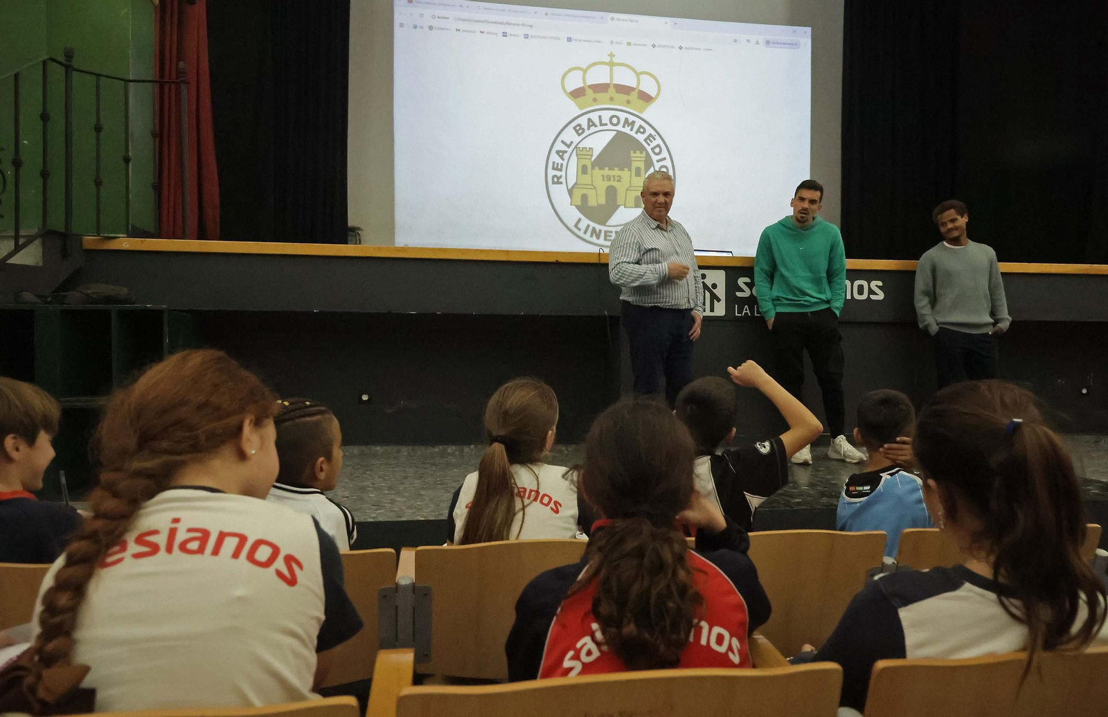 Las fotos de la visita de los jugadores de la Balona al colegio Salesianos de La Línea