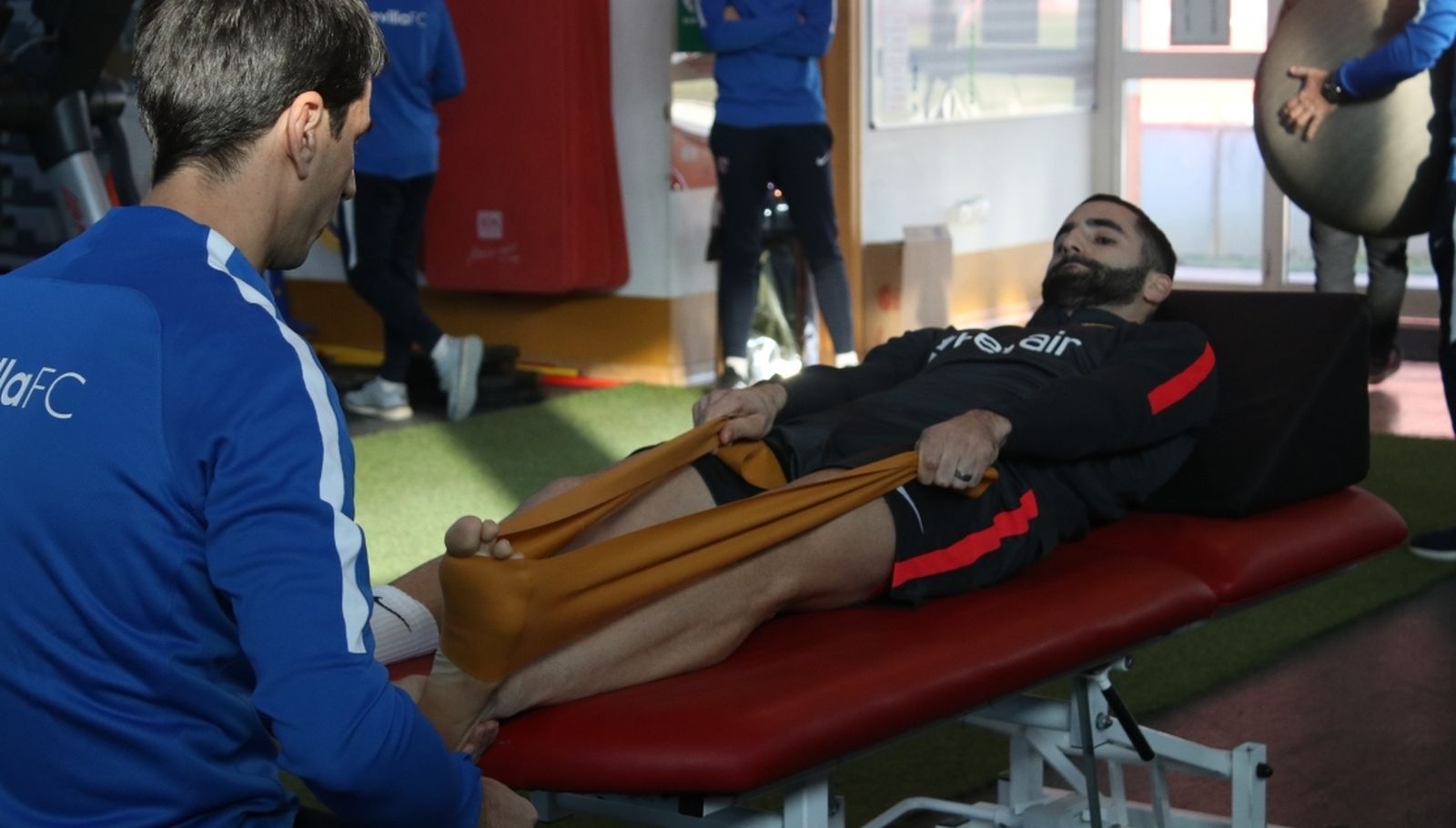 Gonalons realiza ejercicios de recuperación en el gimnasio con un recuperador.