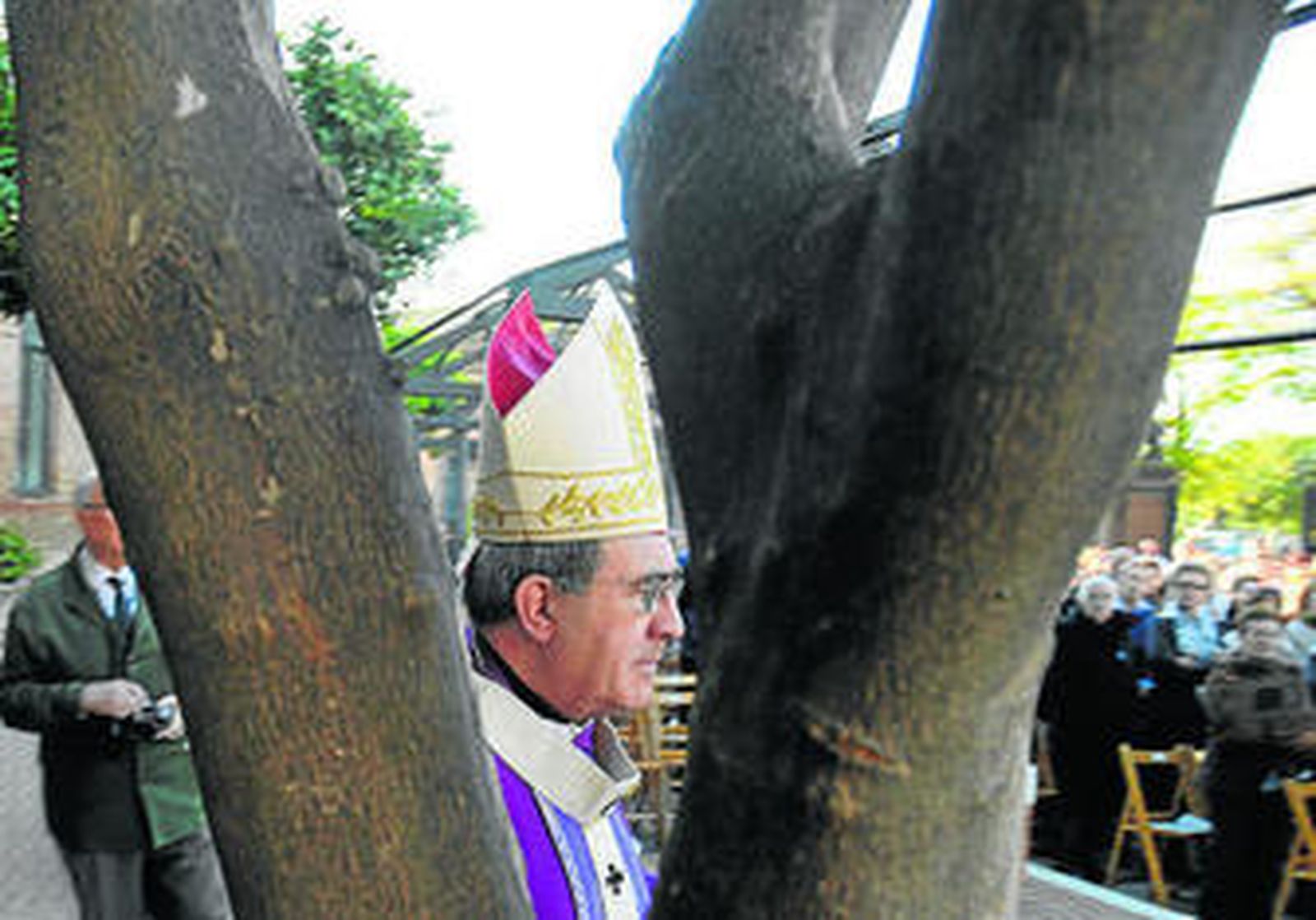 Monseñor Asenjo antes de oficiar la misa en el cementerio.